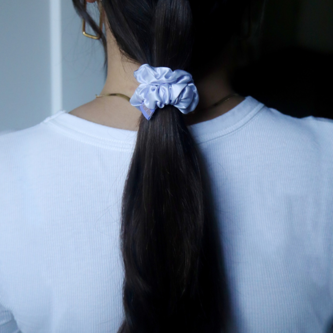 Blauwe scrunchies in haar